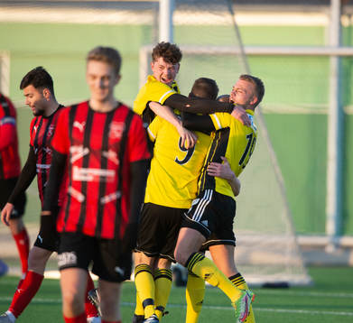 IFK Hässleholms Max Nilsson gör 2-0 och jublar i matchen