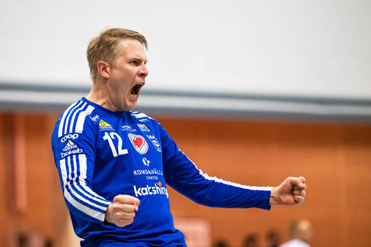 Kungälvs målvakt David Larsson jublar