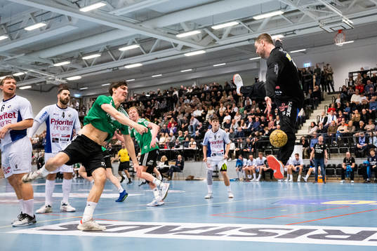 Kungälvs Walter Elonsson skjuter och Redbergslids målvakt