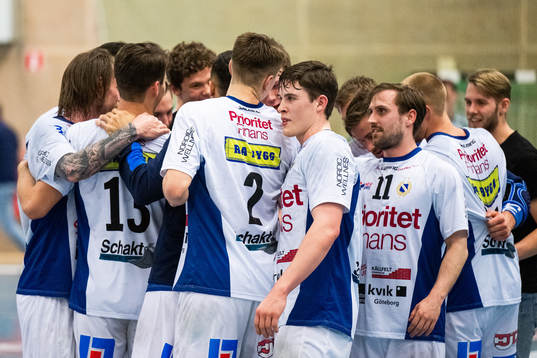 Redbergslids Linus Lövgren jublar med lagkamrater