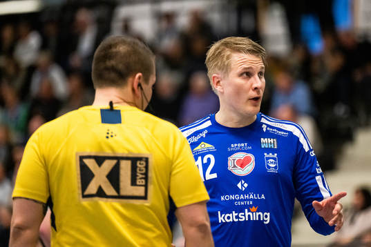 Kungälvs målvakt David Larsson diskuterar med domaren