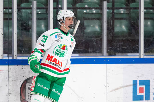 Rögles Natanael Lindholm jublar