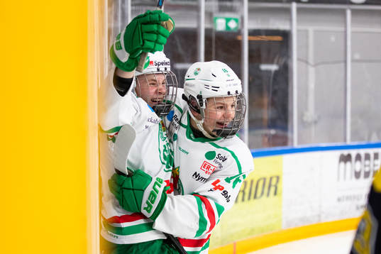 Rögles Lars Petter Eckholm jublar