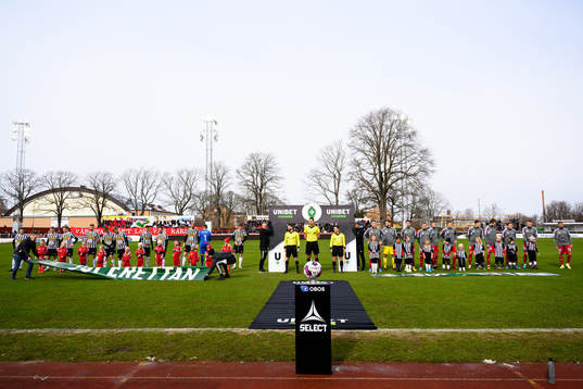 Landskronas och Skövdes spelare vid lineup innan
