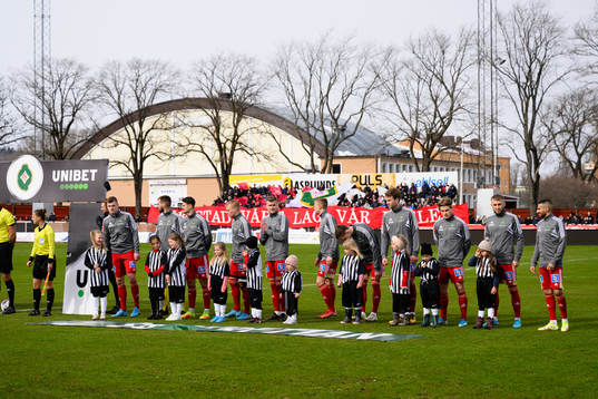 Skövdes spelare vid lineup innan fotbollsmatchen i
