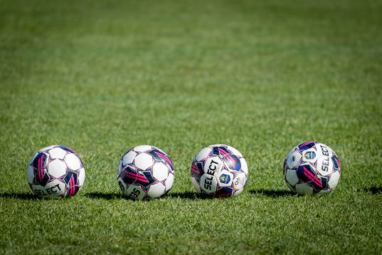 Fotbollar före fotbollsmatchen i Allsvenskan mellan