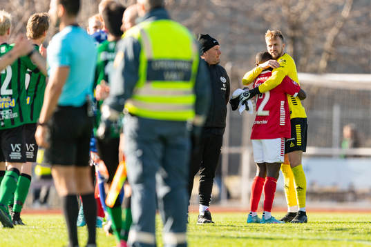 Kalmars Nahom Girmai Netabay och målvakt Ricardo Friedrich