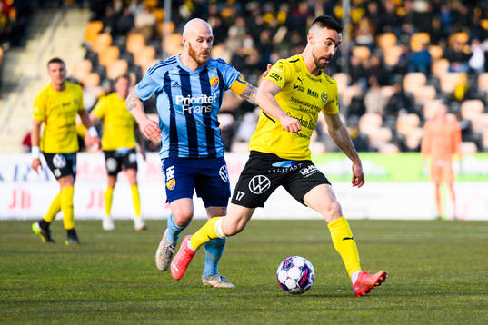 Djurgårdens Magnus Eriksson och Mjällbys Carlos Moros