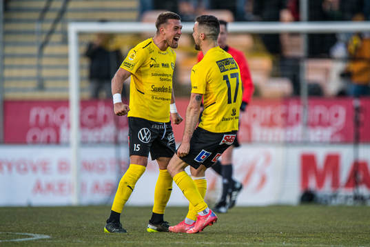 Mjällbys Ivan Kričak och Carlos Moros Gracia  jublar