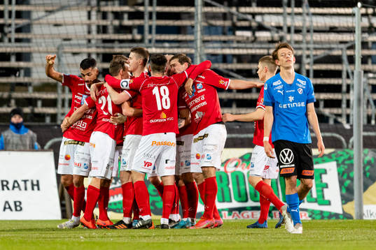 Norrbys Anton Wede jublar med laget