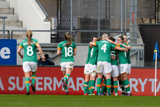 Players of Ireland celebrate the 0-1 goal