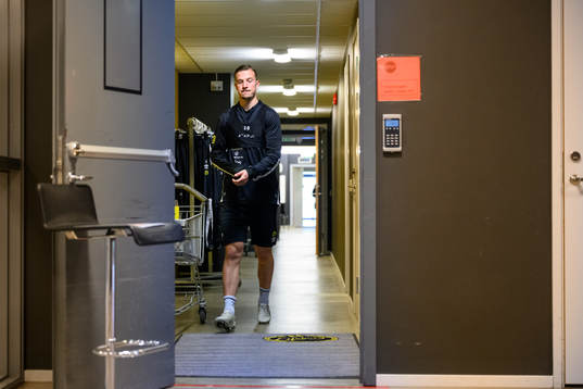 Elfsborgs Simon Olsson i korridoren från omklädningsrummet