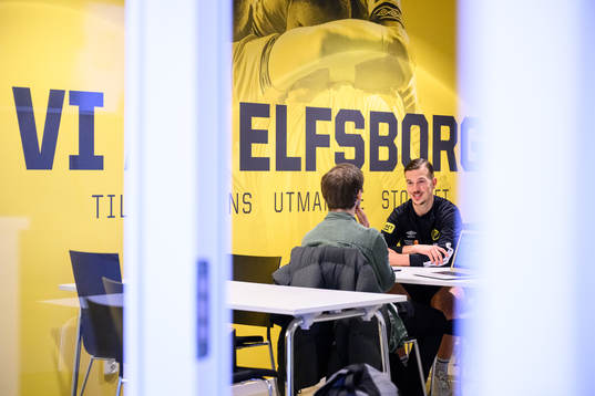 Elfsborgs Simon Olsson blir intervjuad
