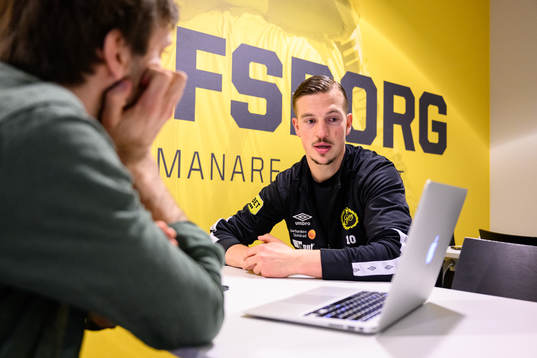 Elfsborgs Simon Olsson tittar på statistik på en dator