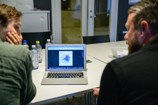 Expressens Noa Bachner visar statistik på en dator för