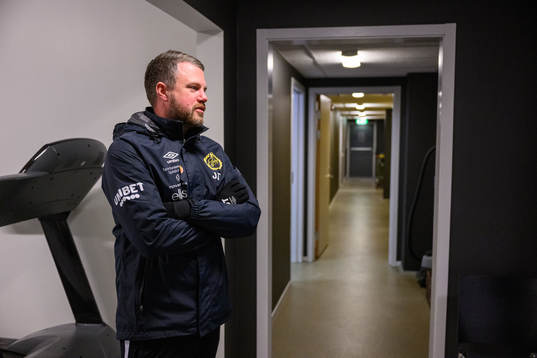 Elfsborgs manager Jimmy Thelin blir intervjuad