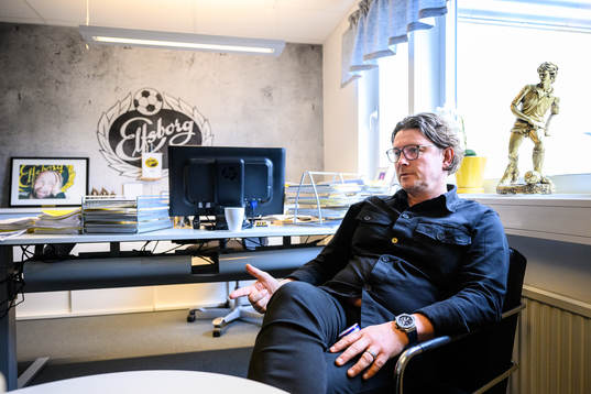 Elfsborgs sportchef Stefan Andreasson blir intervjuad