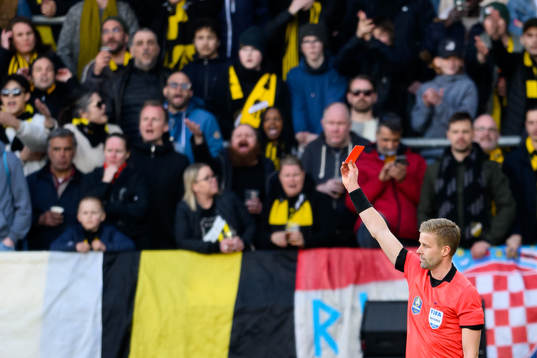 Häckens Kadir Hodzic (ej i bild) får rött kort av domare