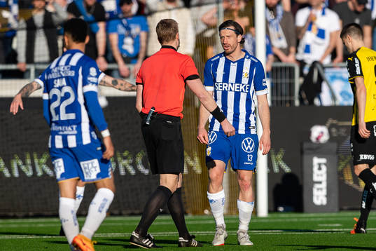 IFK Göteborgs Gustav Svensson i samtal med domare Glenn