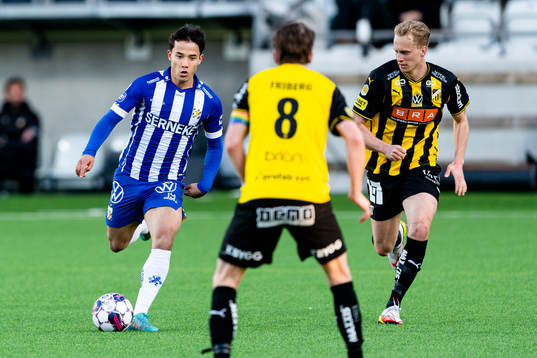 IFK Göteborgs Hussein Carneil och Häckens Gustav Berggren