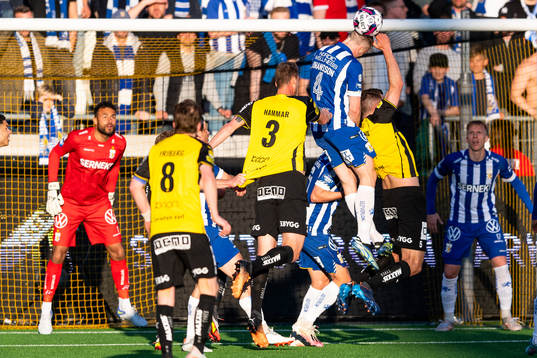 IFK Göteborgs Carl Johansson når högst på en hörna