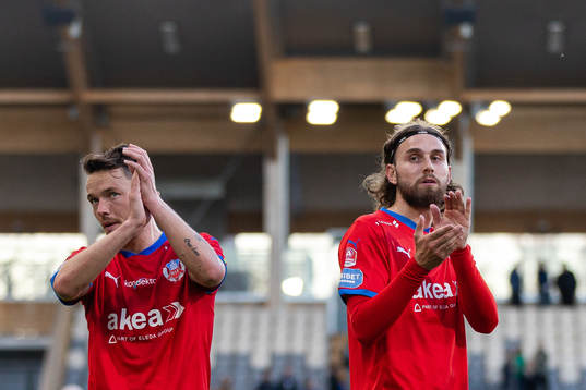 Helsingborgs Viljormur Davidsen och Ali Suljic tackar
