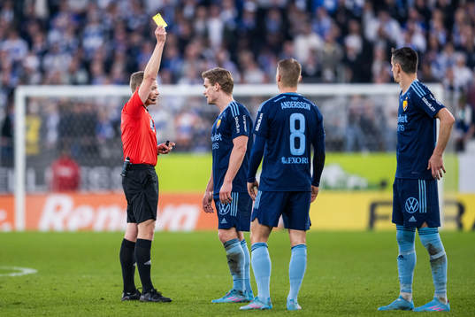 domare Fredrik Klitte varnar Djurgårdens Hampus Finndell