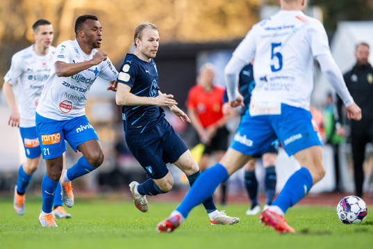 Värnamos Abdussalam Magashy och Malmö FFs Oscar Lewicki