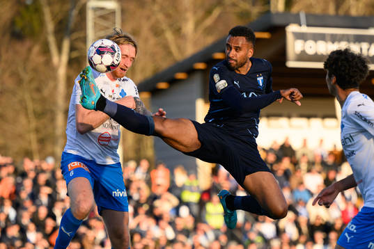 Värnamos Hampus Näsström och Malmö FFs Isaac Kiese