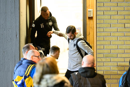 Malmö FFs Adi Nalic får hjälp att ta sig ner för en