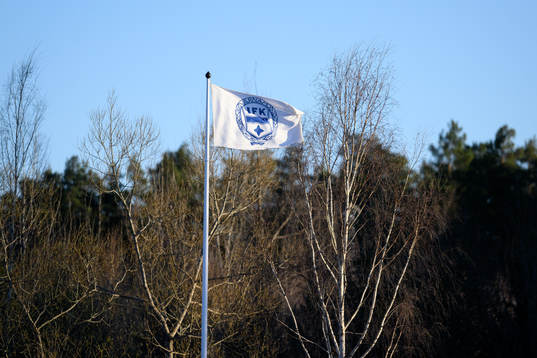 En flagga med Värnamos klubbmärke