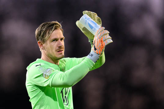 Malmö FFs målvakt Johan Dahlin tackar publiken