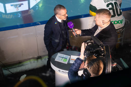 s tränare Tommy Samuelsson intervjuar