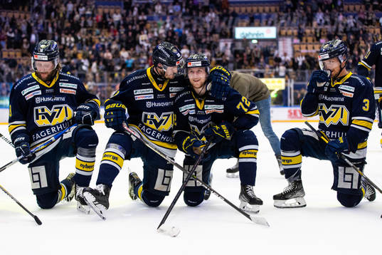 s Jesper Kokkonen och Jonathan Davidsson jublar