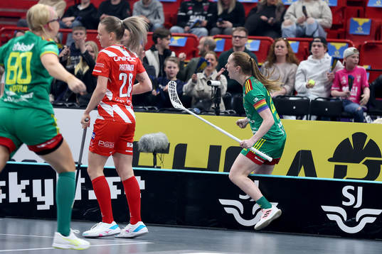 Thorengruppens lagkapten Emelie Wibron jublar