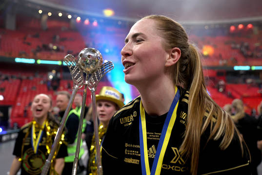 Thorengruppens lagkapten Emelie Wibron jublar med pokalen