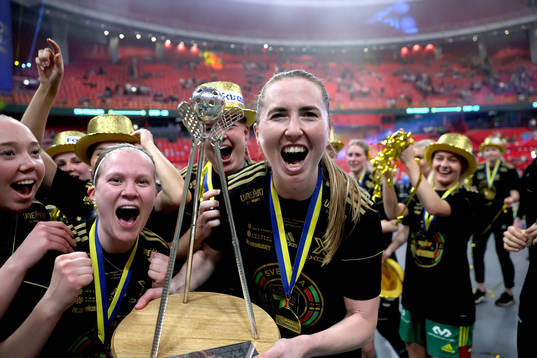 Thorengruppens lagkapten Emelie Wibron jublar med pokalen