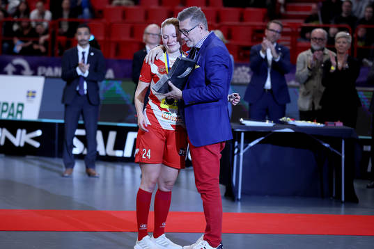 Pixbos Lagkapten Ida Sundberg tar emot silverpokalen