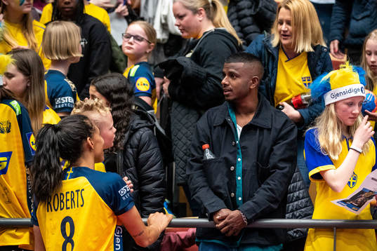 Loui Sand talks to Swedish players