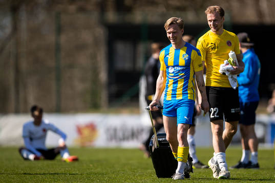 Eskilsminnes Alexander Engholm med priset för matchens