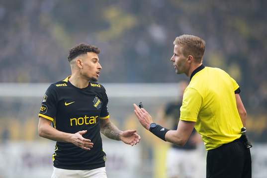 s Jordan Larsson och domare Glenn Nyberg