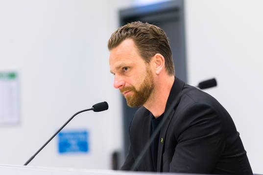 s tränare Bartosz Grzelak på presskonferensen