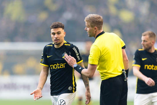 s Jordan Larsson i diskussion med domare Glenn Nyberg