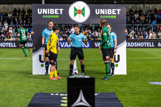 Assisterande domare Per Rehnlund, Mjällbys Jesper
