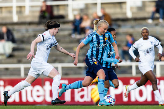 Djurgårdens StinaLisa Johansson jagas av Eskilstunas Linn