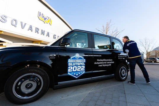 En supporter tittar in i en bil utanför arenan