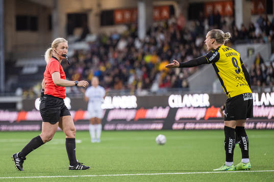 Häckens Filippa Curmark reagerar mot domare Sara Persson