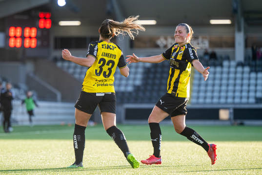 Häckens Johanna Ryttning Kaneryd jublar med Hanna Wijk
