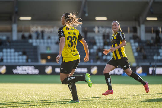 Häckens Johanna Ryttning Kaneryd jublar med Hanna Wijk