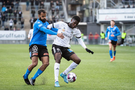 Halmstads Phil Ofosu-Ayeh och Örebros Axel Oskar Andrésson